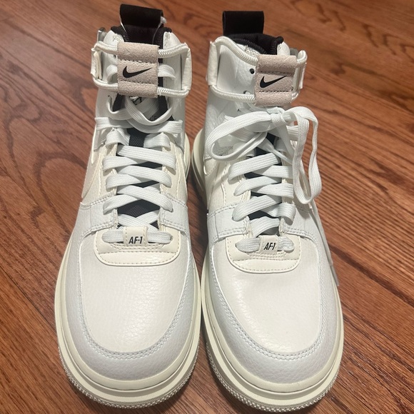 nike women’s Air Force 1 High Utility 2.0 sneakers - Picture 3 of 16